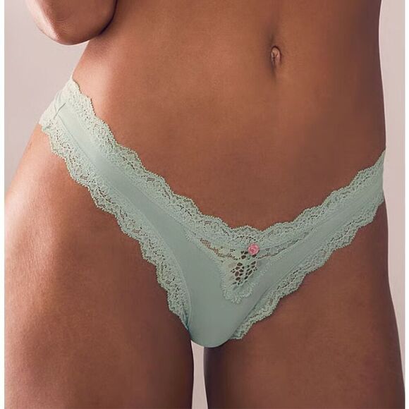NWT- VICTORIAS SECRET LACE TRIMMED BRAZILIAN- size MEDIUM - Picture 1 of 4